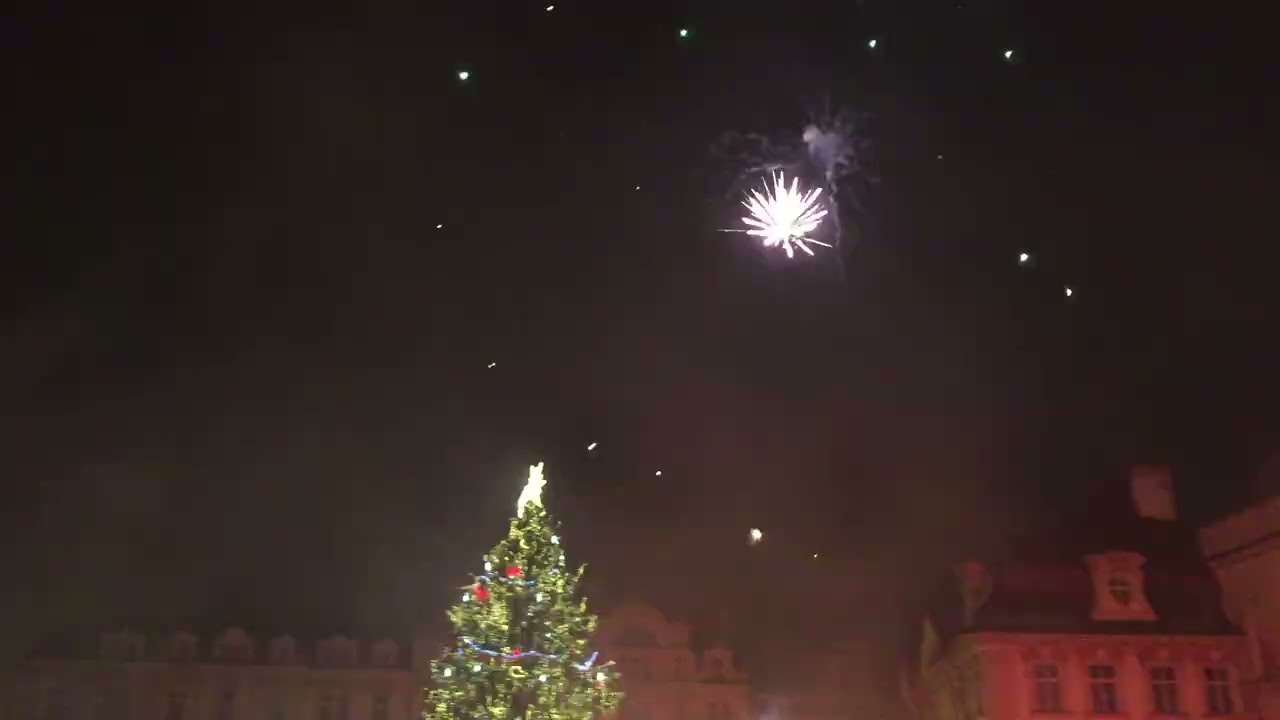 New Year&rsquo;s Fireworks 2015 &ndash; Old Town Square, Prague
