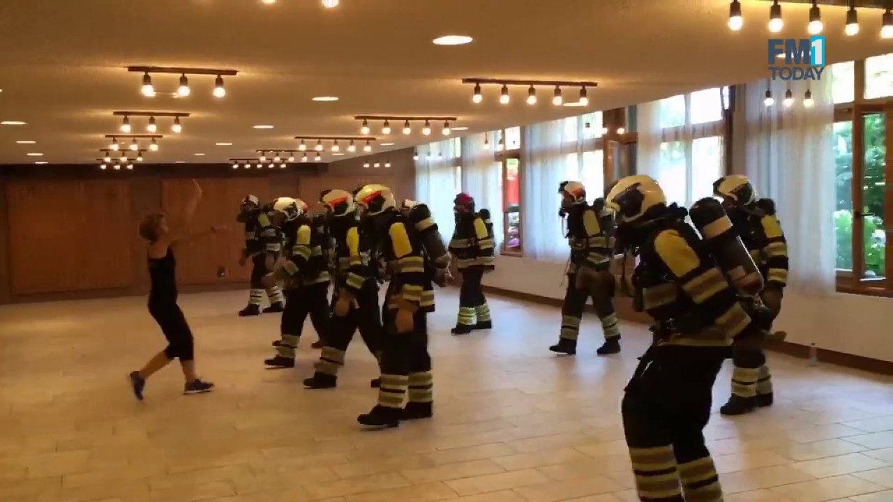 Feuerwehrm&auml;nner in der Fitnessstunde
