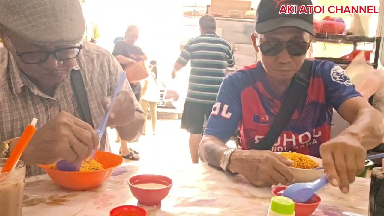Sarapan kolok mee merah di pekan lachau bersama sepupu saya 2 orang //