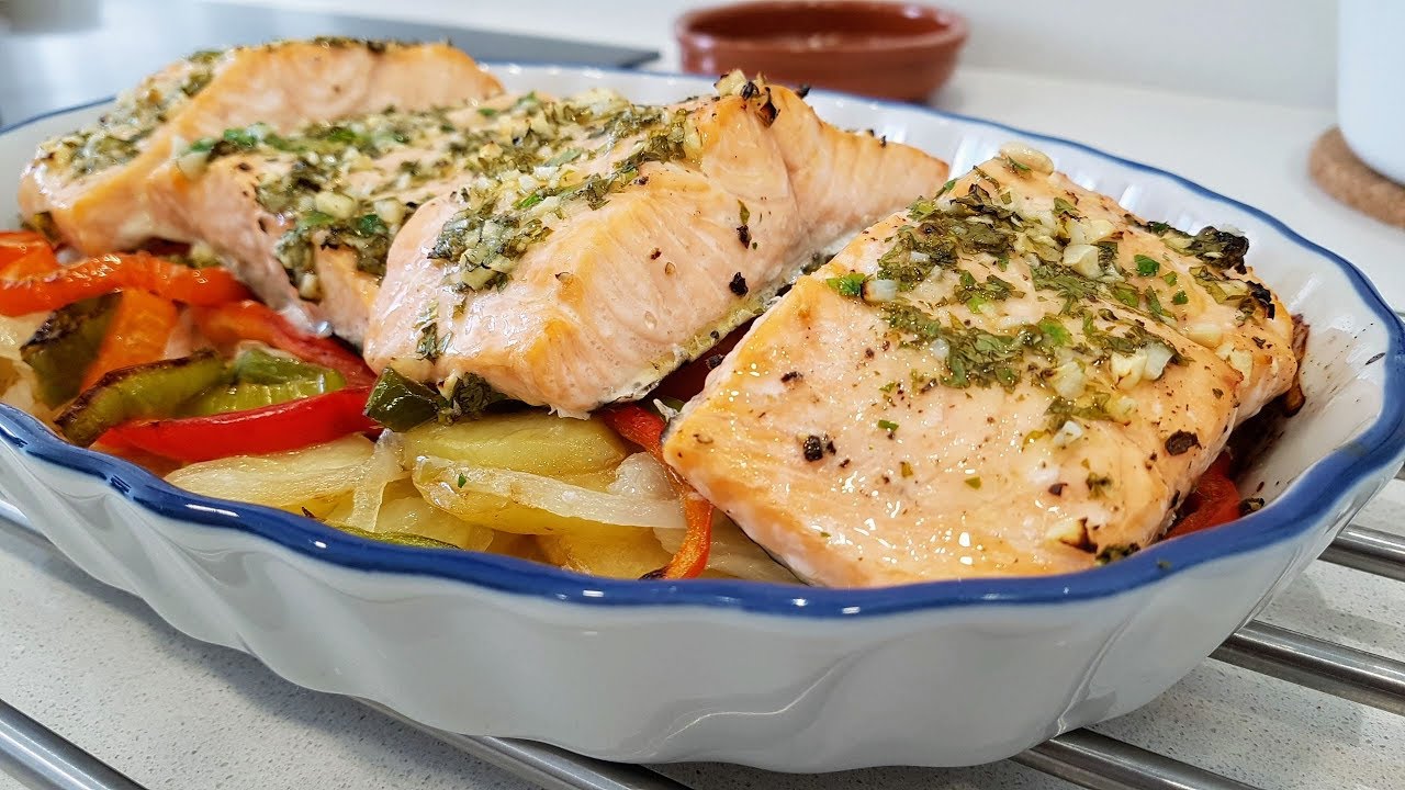 Salmón al horno con patatas panadera