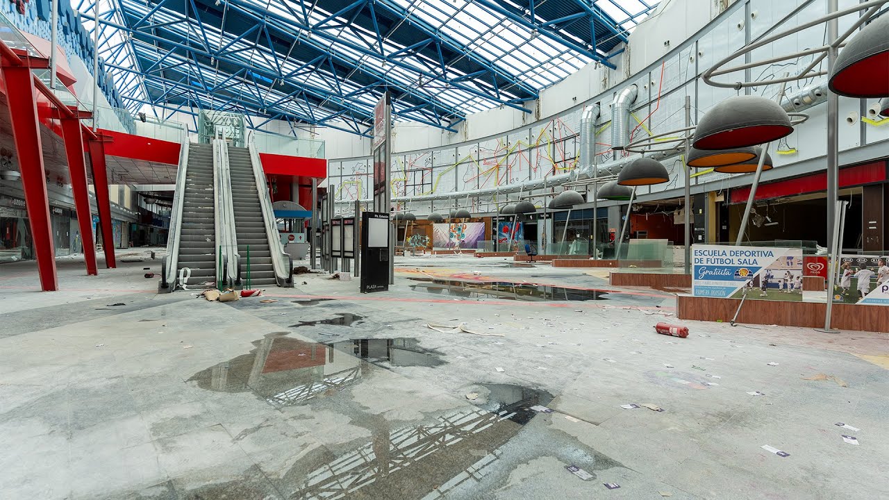 Caminando por el Plaza Imperial. Centro comercial abandonado