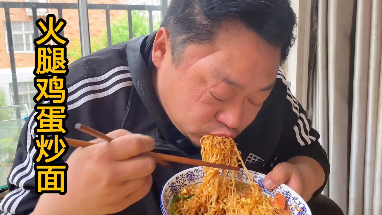 3根火腿肠，3包泡面，胖龙做炒方便面，一口面一口蒜，真香！【胖龙的小生活】