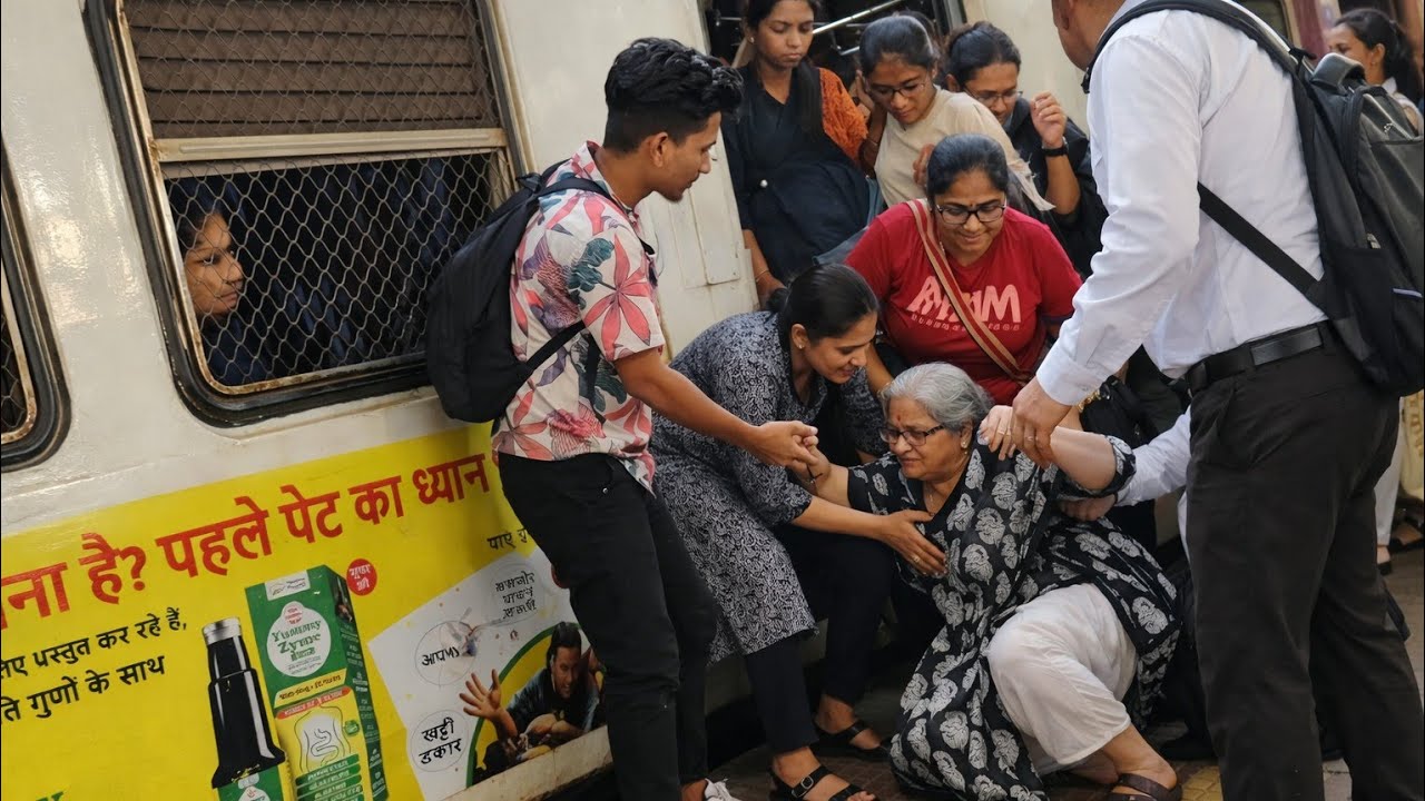 Woh ladki ne dhakka diya aur me gir gayi uski maa ki umar ki hu main, Mujhko pair me dard ho rha hai