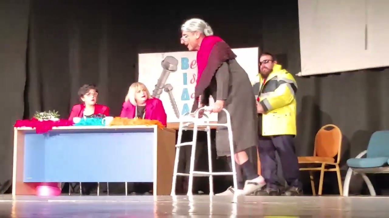 Aφθονο γέλιο στο μας 'Μας έστριψε η βίδα'  από τους 'Φίλους Καρναβαλιού Νάουσας'