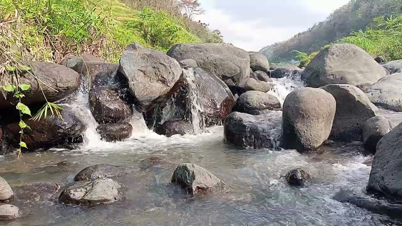 Sanfte Wassergeräusche für tiefen Schlaf und Entspannung – Klarer Bergfluss