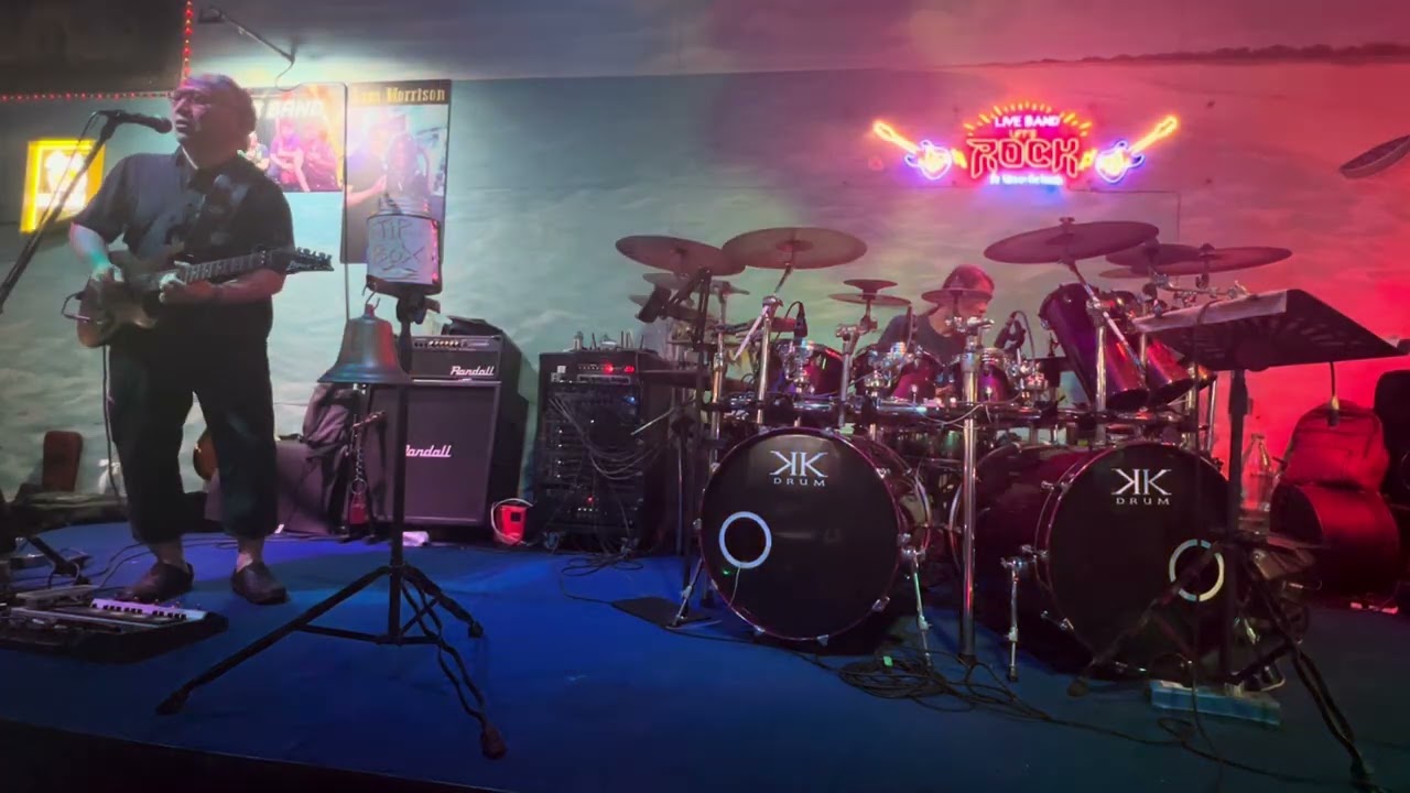 タイでステージに飛び入り演奏‼️