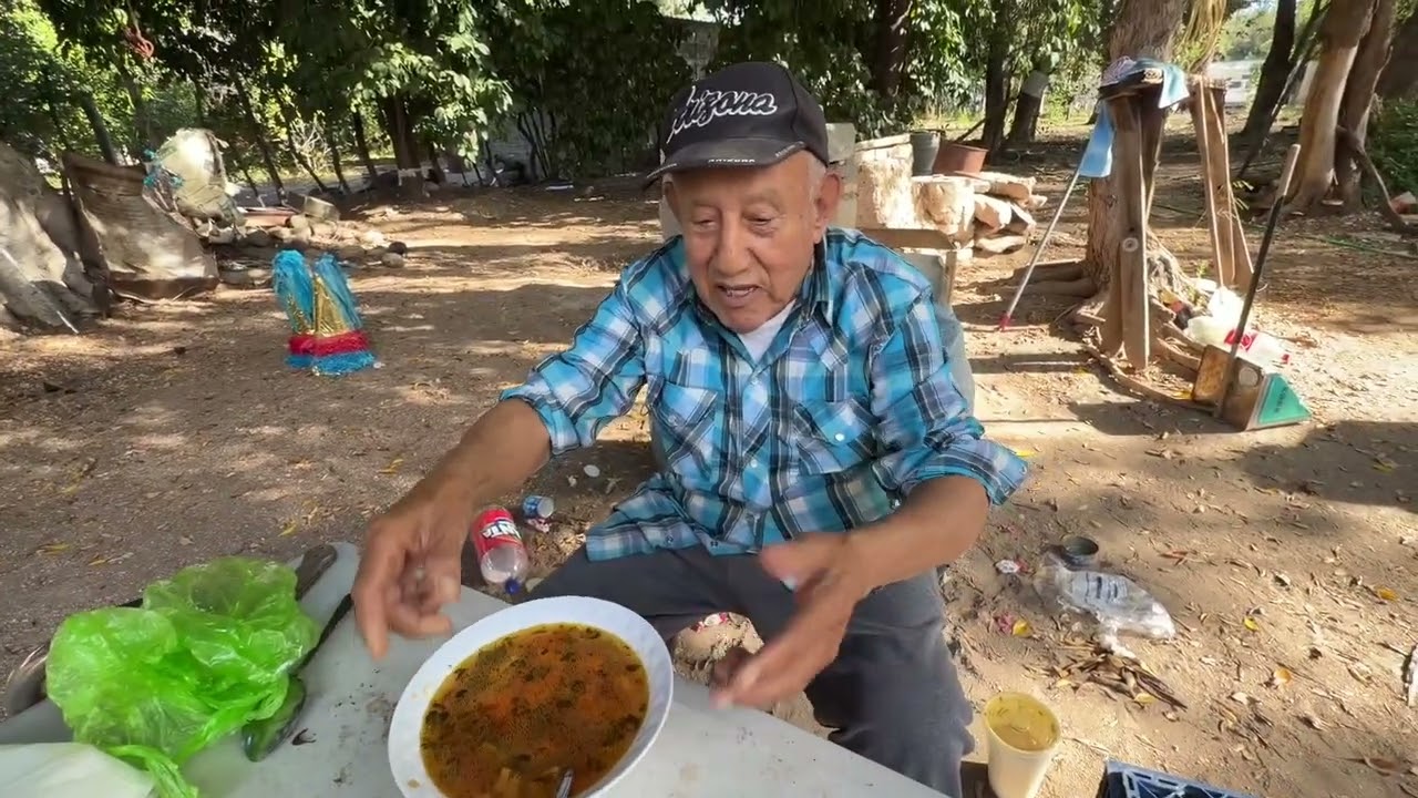 Abuelito Don Benny disfruta comer una sopa de verduras: hacia mucho que no comía comentó