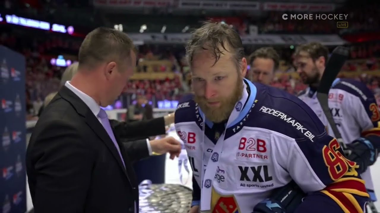 Linus Klasen visar klass.
