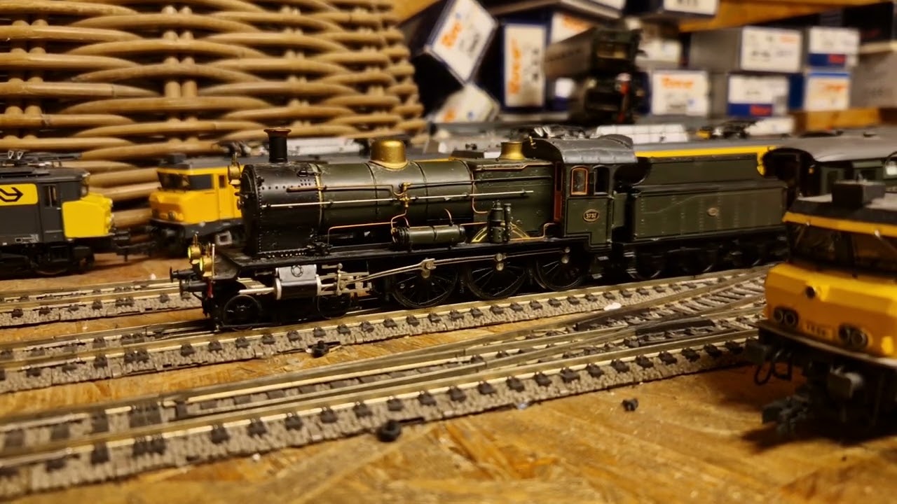 NS 3737 met Stalen D, en Plan D rijtuigen.
