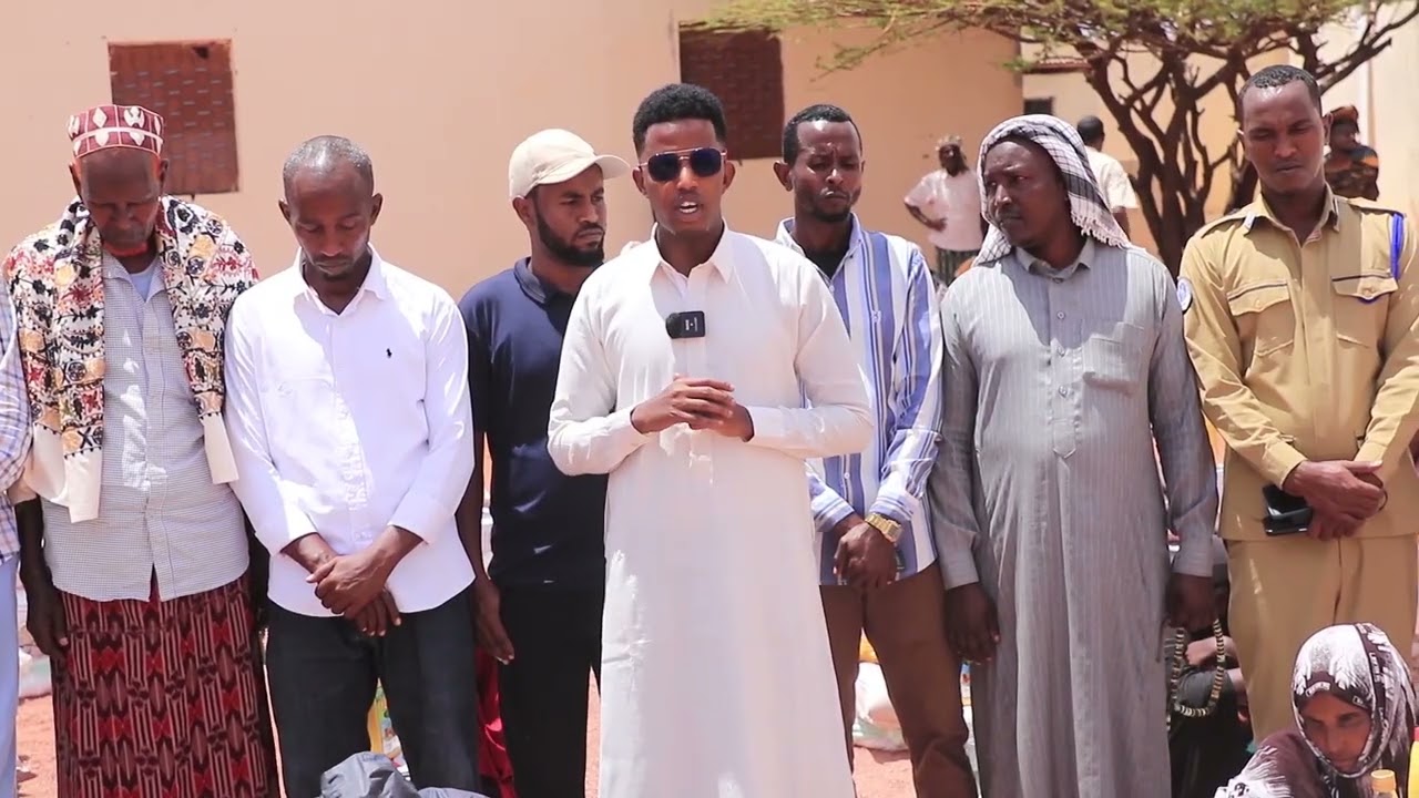 Maamulka Degmada Gerijir ayaa 100 qoys oo ay abaaruhu saameeyeen ku wareejiyay raashin