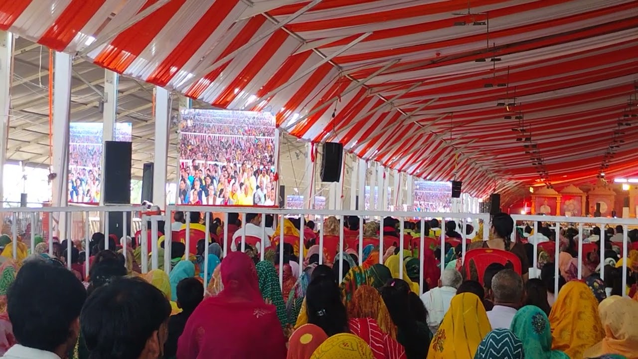 🚩🕉️#महाशिवरात्रि  पर डॉक्टर कुमार विश्वास की 🪈संगीत में प्रोग्राम का आनंद लेते हुए सभी भक्तजन#🎤🚩🔱🙏
