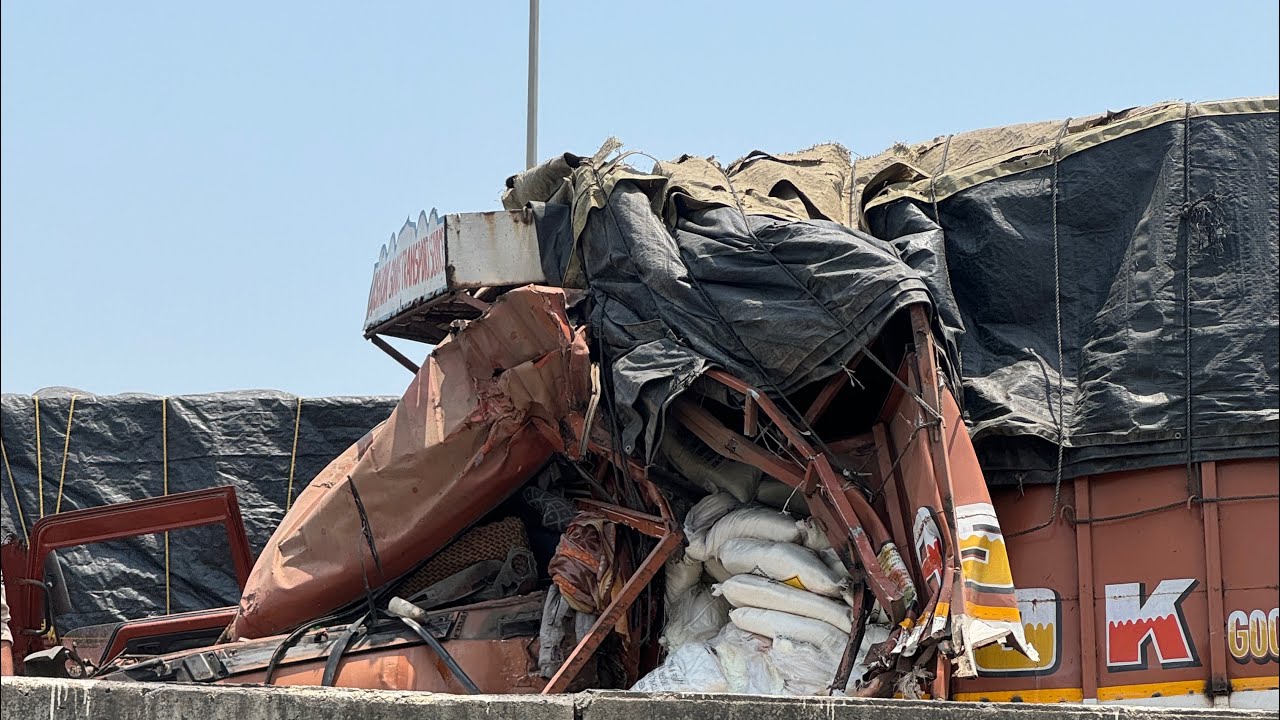 Aaj Baroda m hua truck ka “Bhayanak” Accident😱