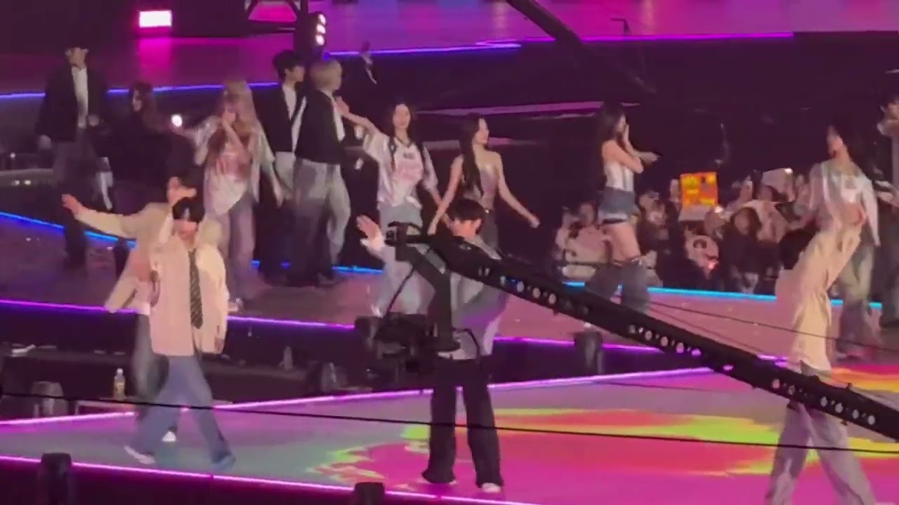 Idols Interactions with Fans at 39th Golden Disc Awards. #txt #enhypen #gda