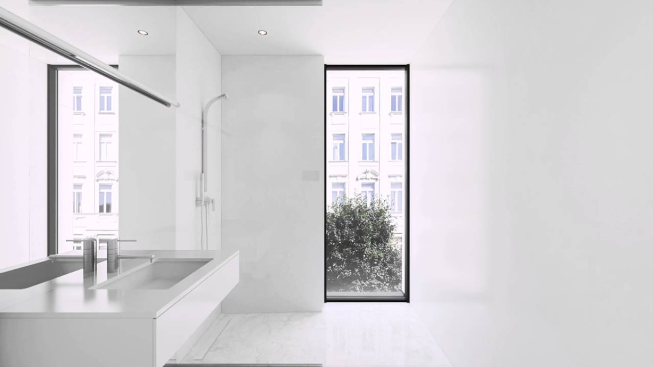 Weiß und Marmor Badezimmer mit Fenster