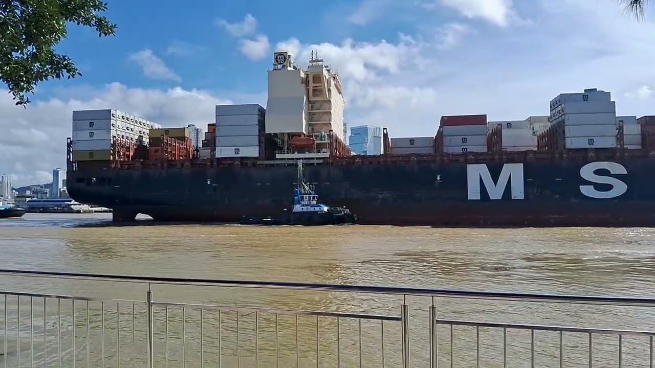 Navio entrando em Porto de Santa Catarina. 