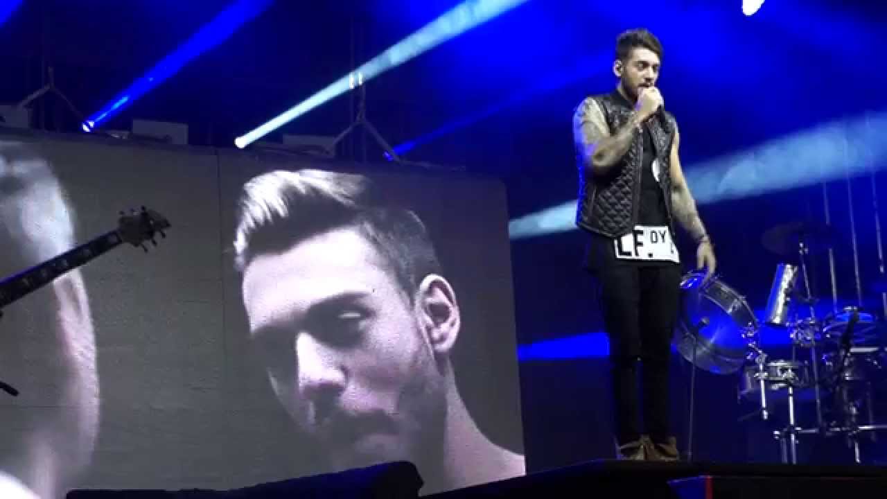 Lucas Lucco canta 