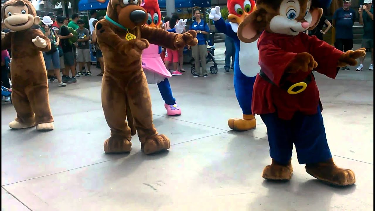 Universal Studios Hollywood Characters Dancing