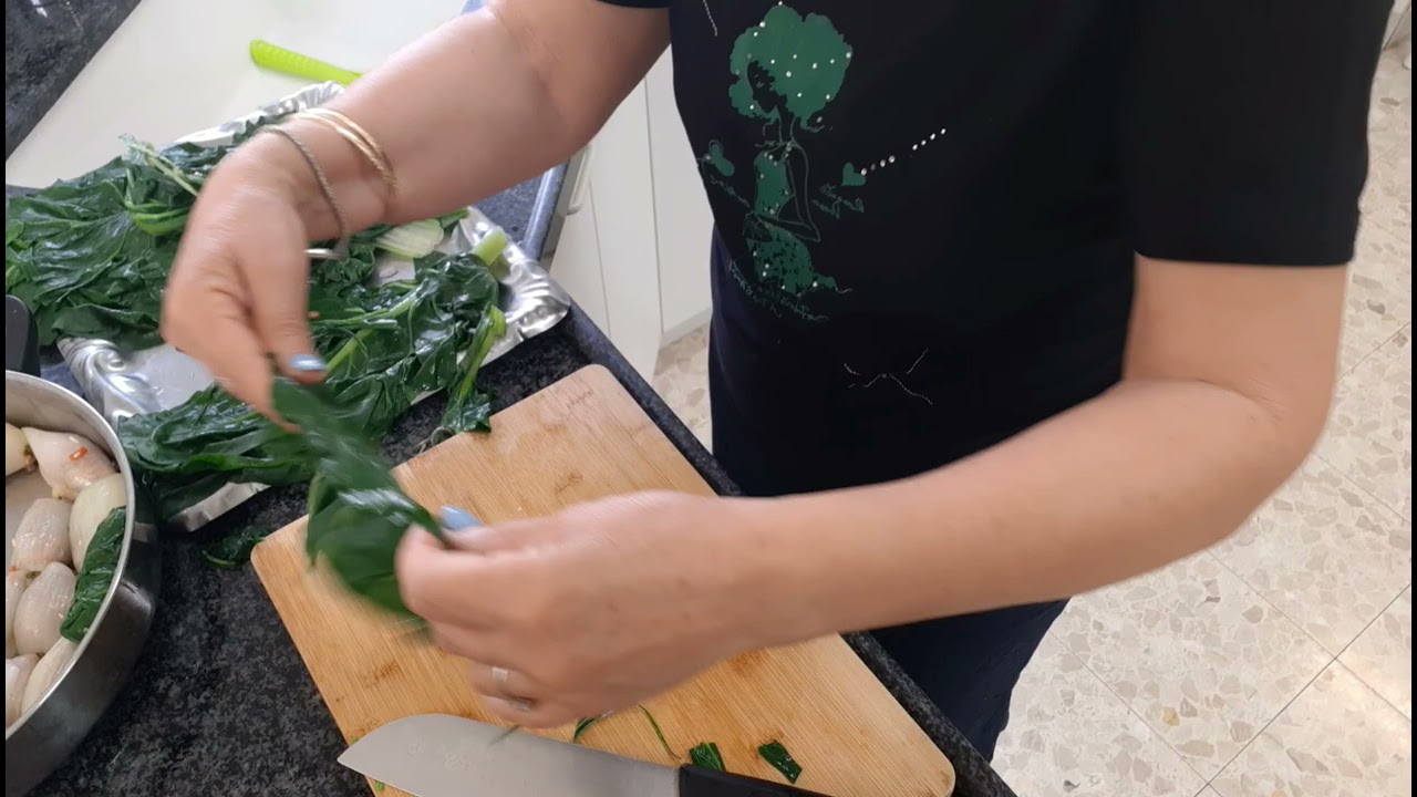 עלי מנגולד ובצל - מחשה -בטעם חמוץ מתוק ממולאים בבשר אורז עשיר בעישבי תיבול