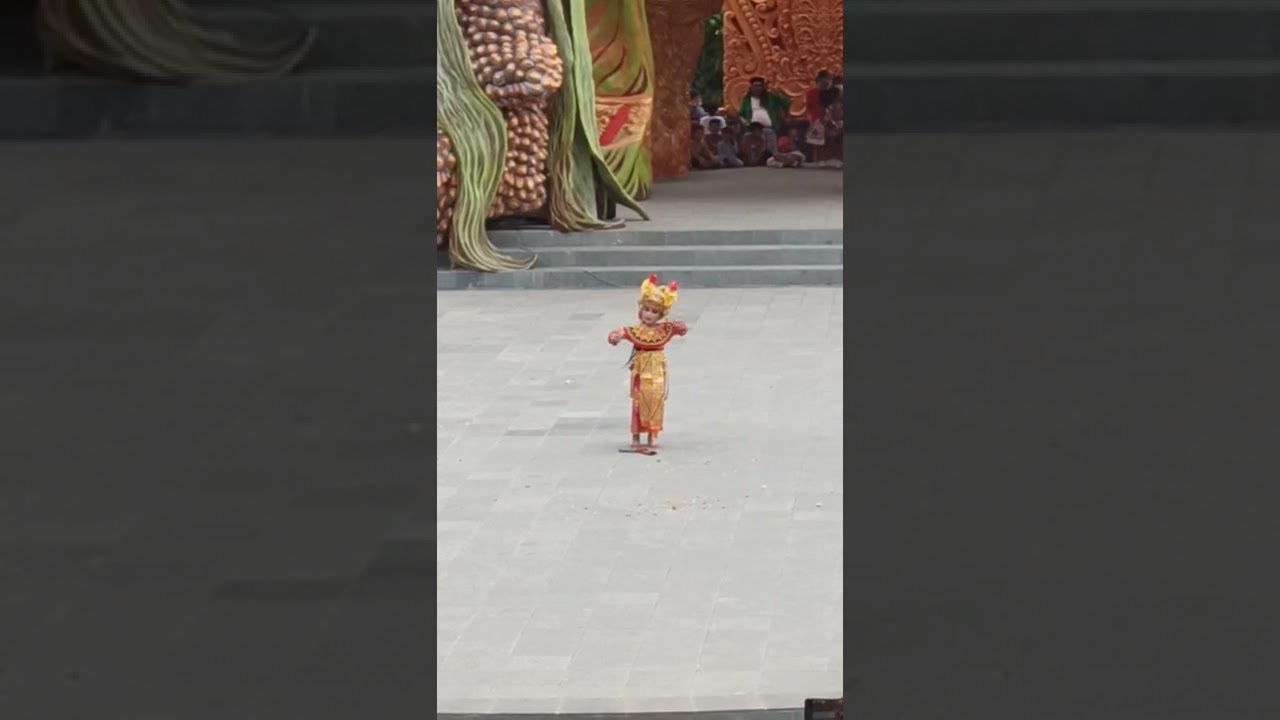 Seorang Anak Menarikan Tari Bali
