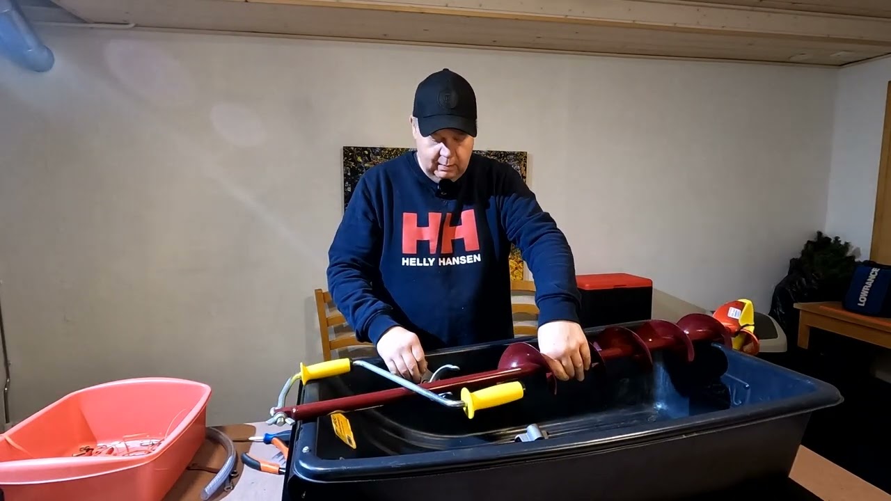 Varustellaan pilkkiahkio.
