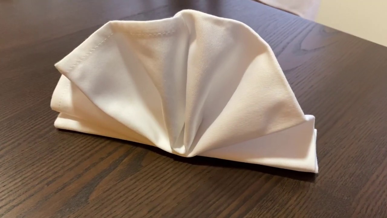 Dobra de Guardanapo - Leque | Napkin Folding - Standing Fan