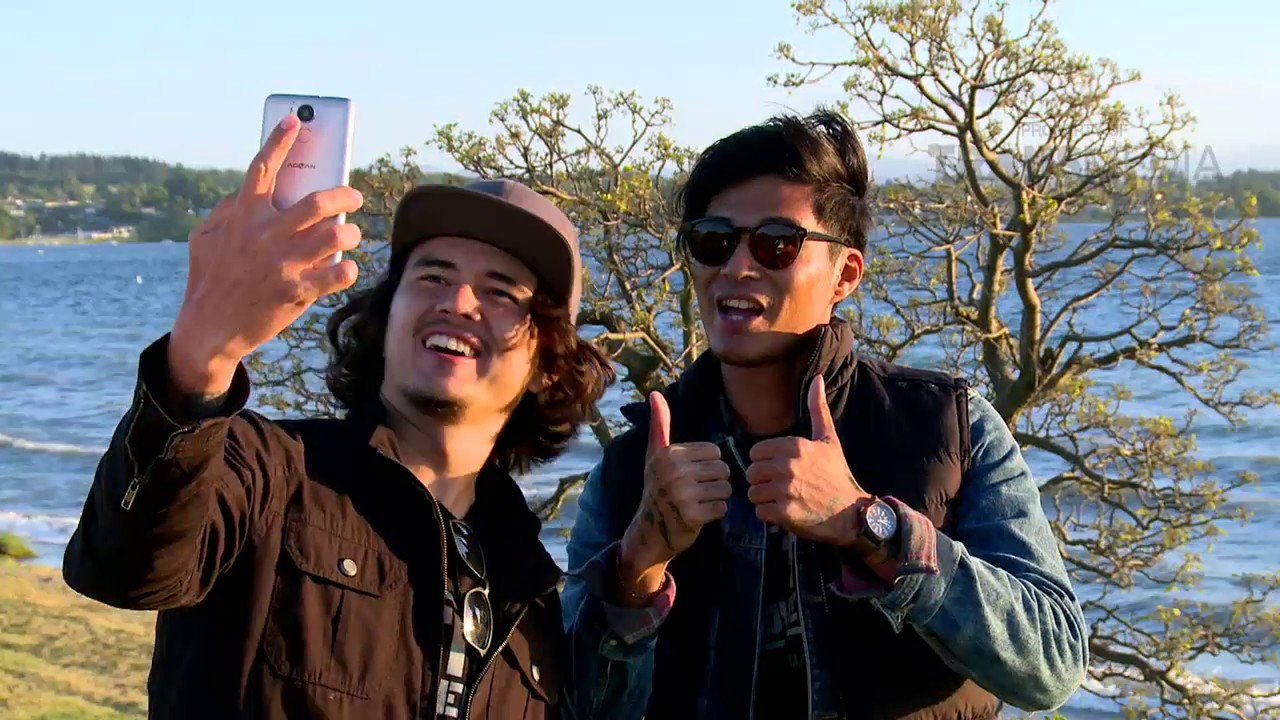 Marshal Sastra Pamer Smartphone Baru Saat Ngetrip Di New Zealand