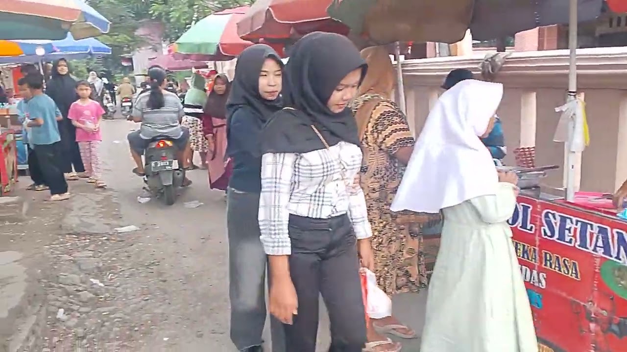 Ngabuburit hari ketiga bulan suci Ramadhan di jalan Ki bagus rangin desa kedondong  susukan Cirebon 
