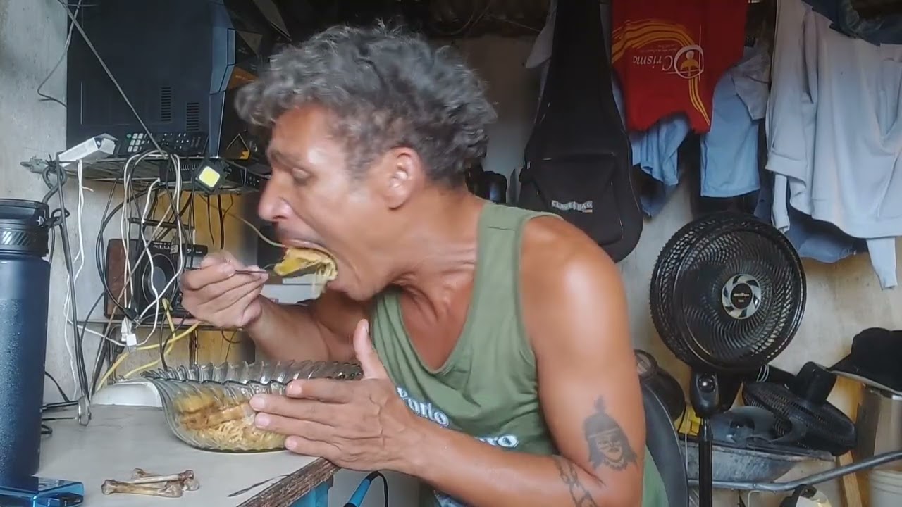 almoço de hoje. asa de galinha com batatinha 😋