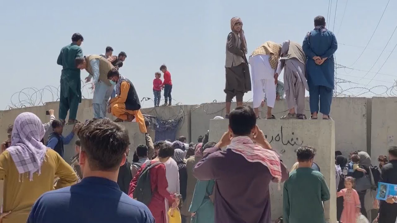 Caos no aeroporto do Afeganistão em tentativa desesperada de deixar o país