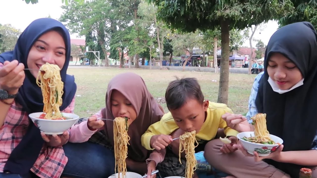 MIE  AYAM SLAWI - ENAKNYA BIKIN PENGIN NAMBAH