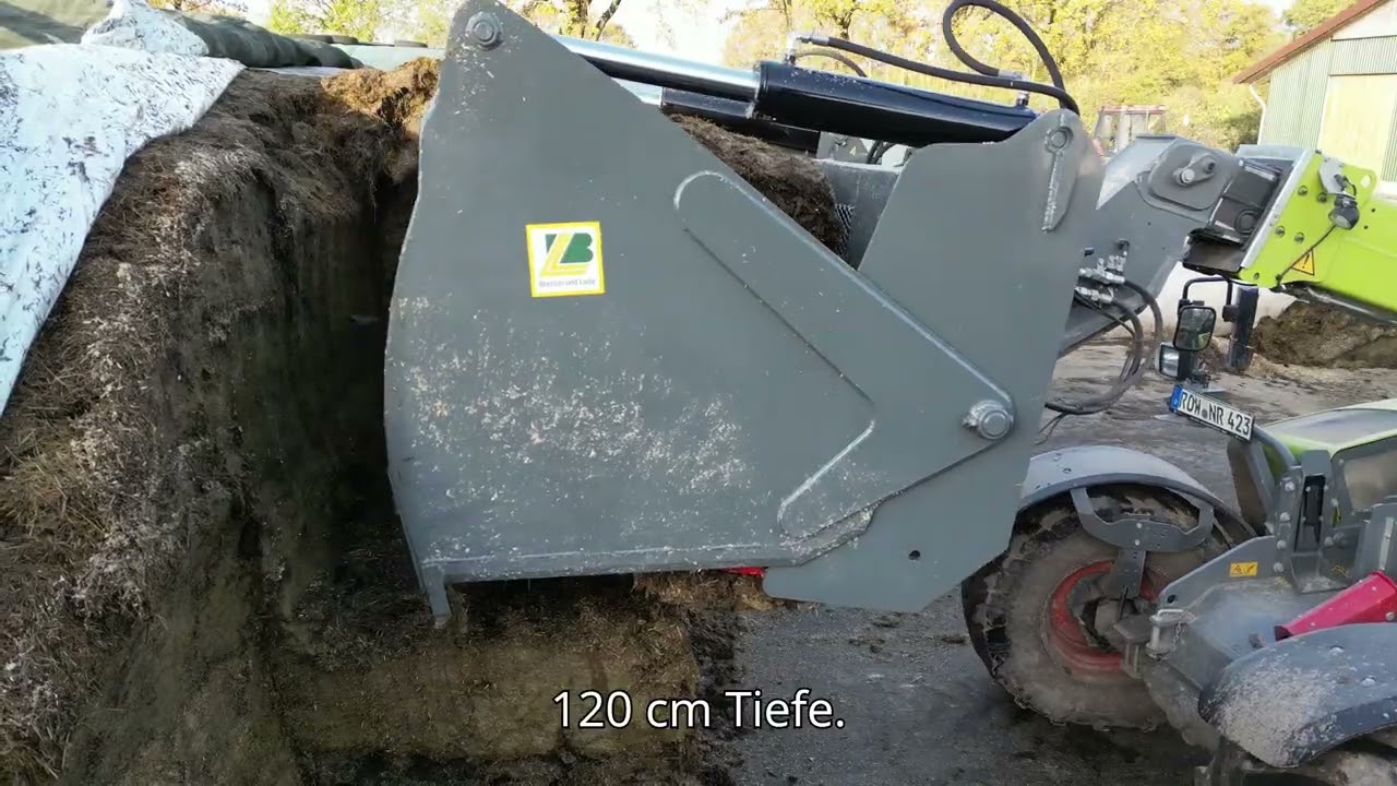 S21 Silageschneidzange Typ D am Claas Scorpion 741 füttert den Lely Vector