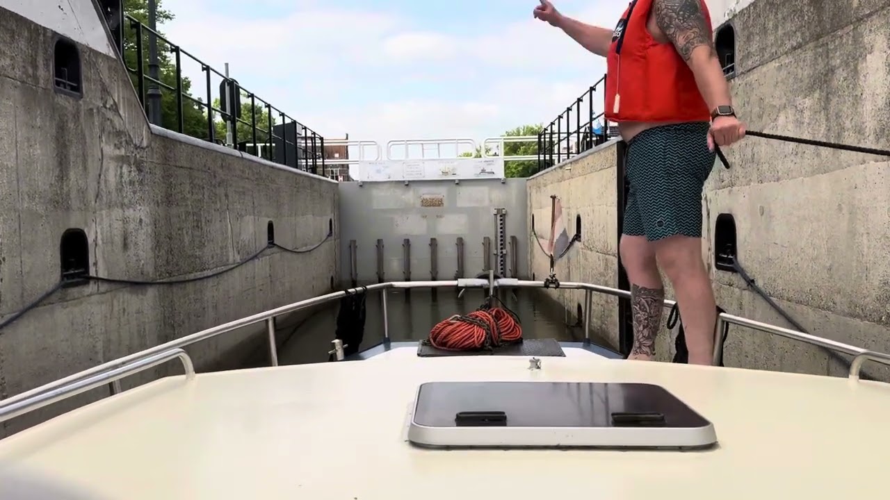2024 Gorinchem, sluis Lingehaven door vanaf Merwede.