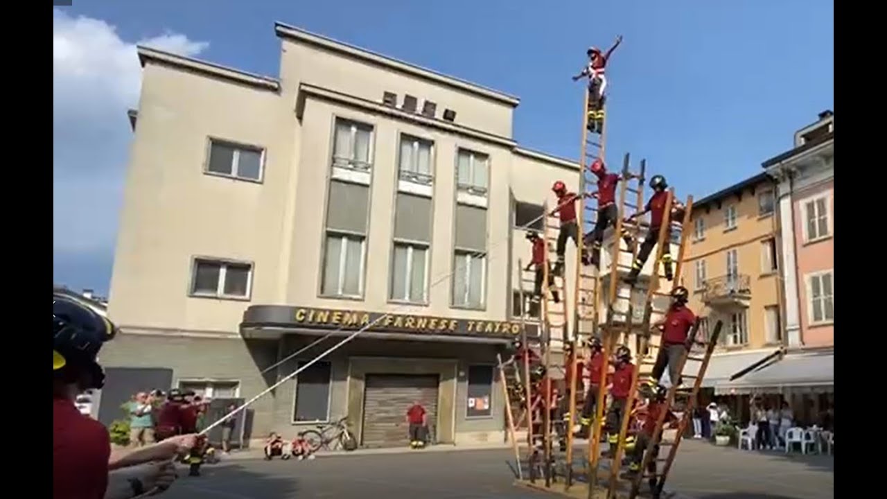 Nel loro 50° i Vigili del Fuoco Volontari di Borgotaro realizzano la scala controventata a ventaglio