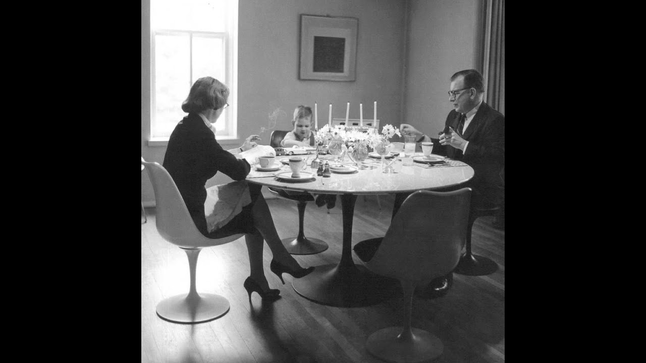 S03E15: Коллекция подставок Ээро Сааринена 1958 года для Knoll в Milles House.