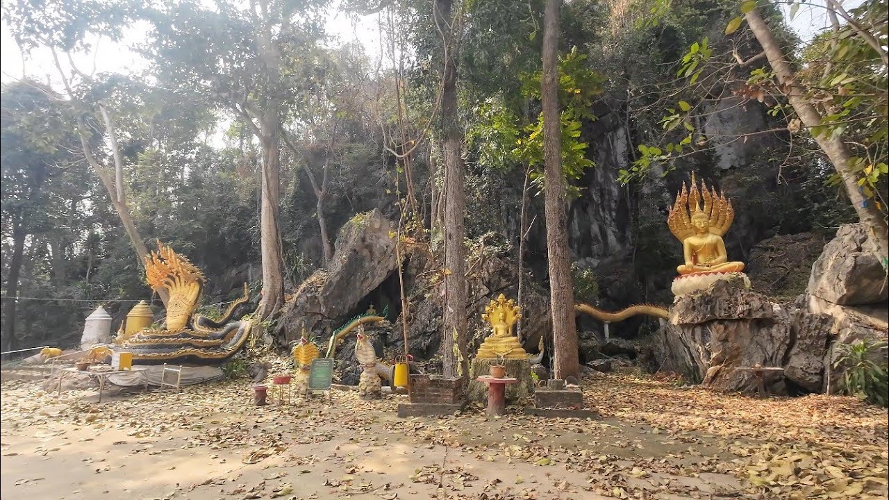 วัดร้างกลางอำเภอน้ำโสม​ จ.อุดรธานี​ (ถ้ำผาดำ)​