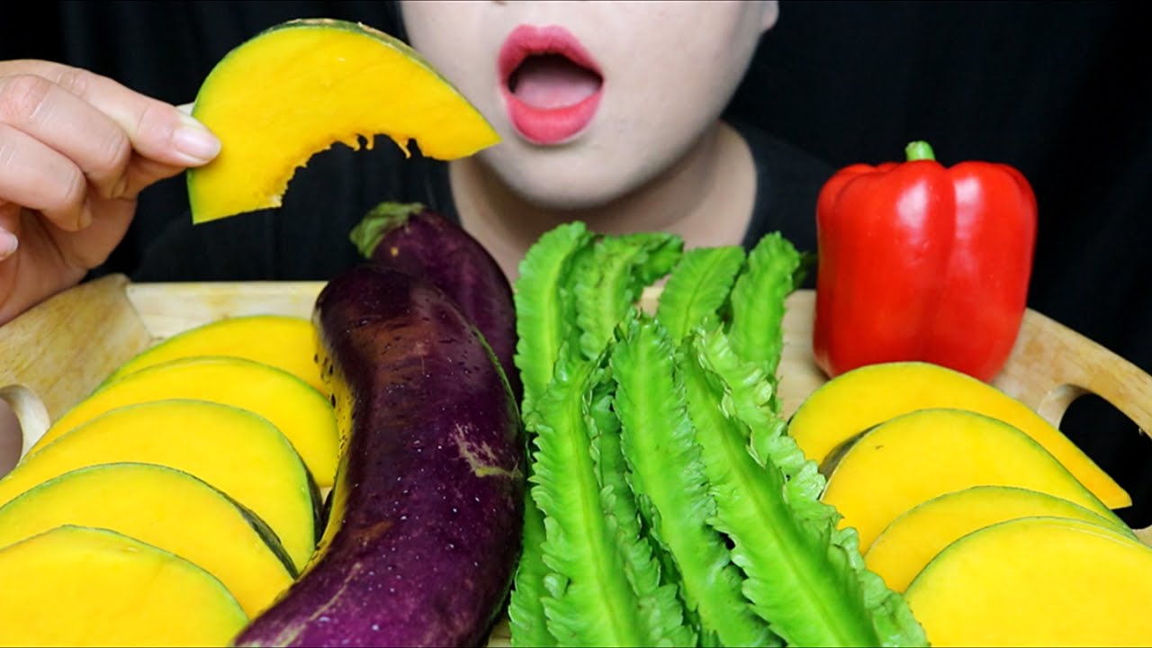 ASMR VEGGIE PLATTER: RAW WINGED BEAN, RAW EGGPLANT, RAW PUMPKIN, BELL PEPPER. EXTREM CRUNCHY SOUNDS