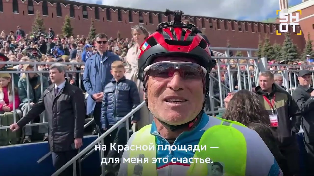 Узбекский оперный певец и путешественник Хурсанд Шеров приехал в Москву на День Победы на велосипеде