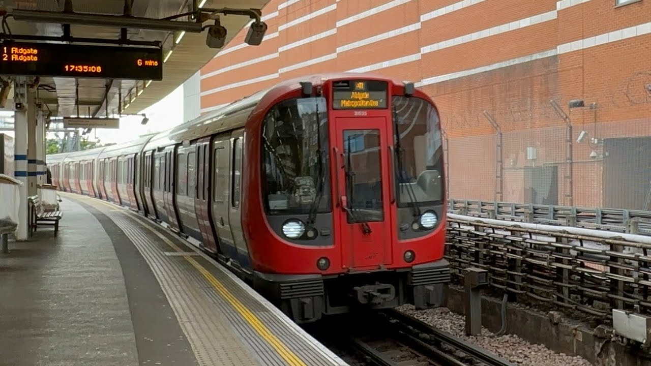 Metropolitan line and Jubilee line trains at Finchley Road | 01/07/2023