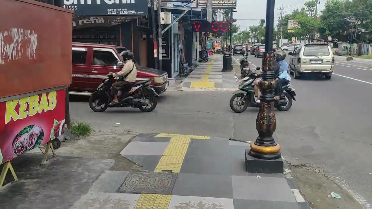 Jalan di depan kantor bupati