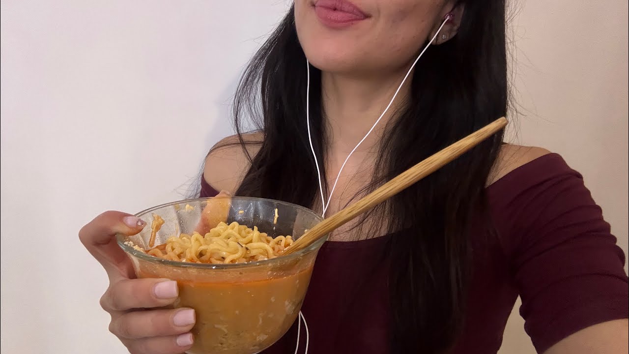 ASMR cenando noodles
