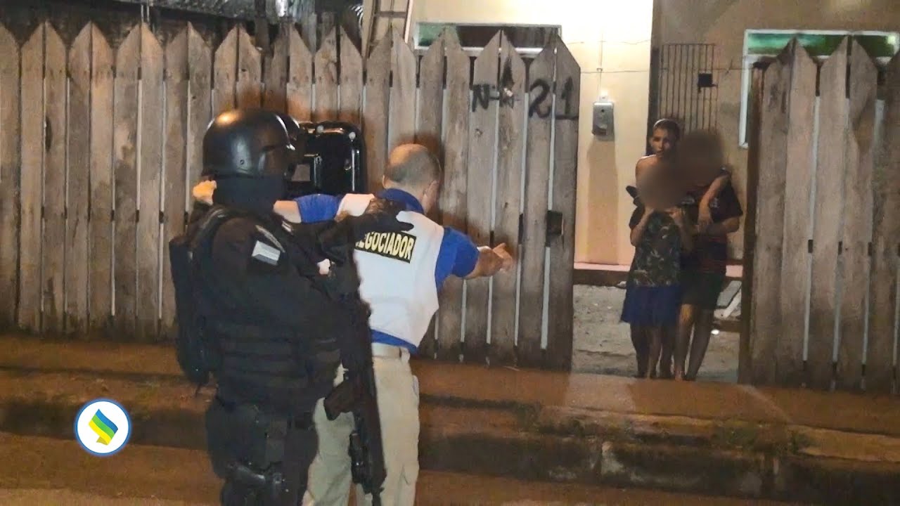 Roubo com tomada de reféns termina com dois assaltantes presos e dois criminosos mortos