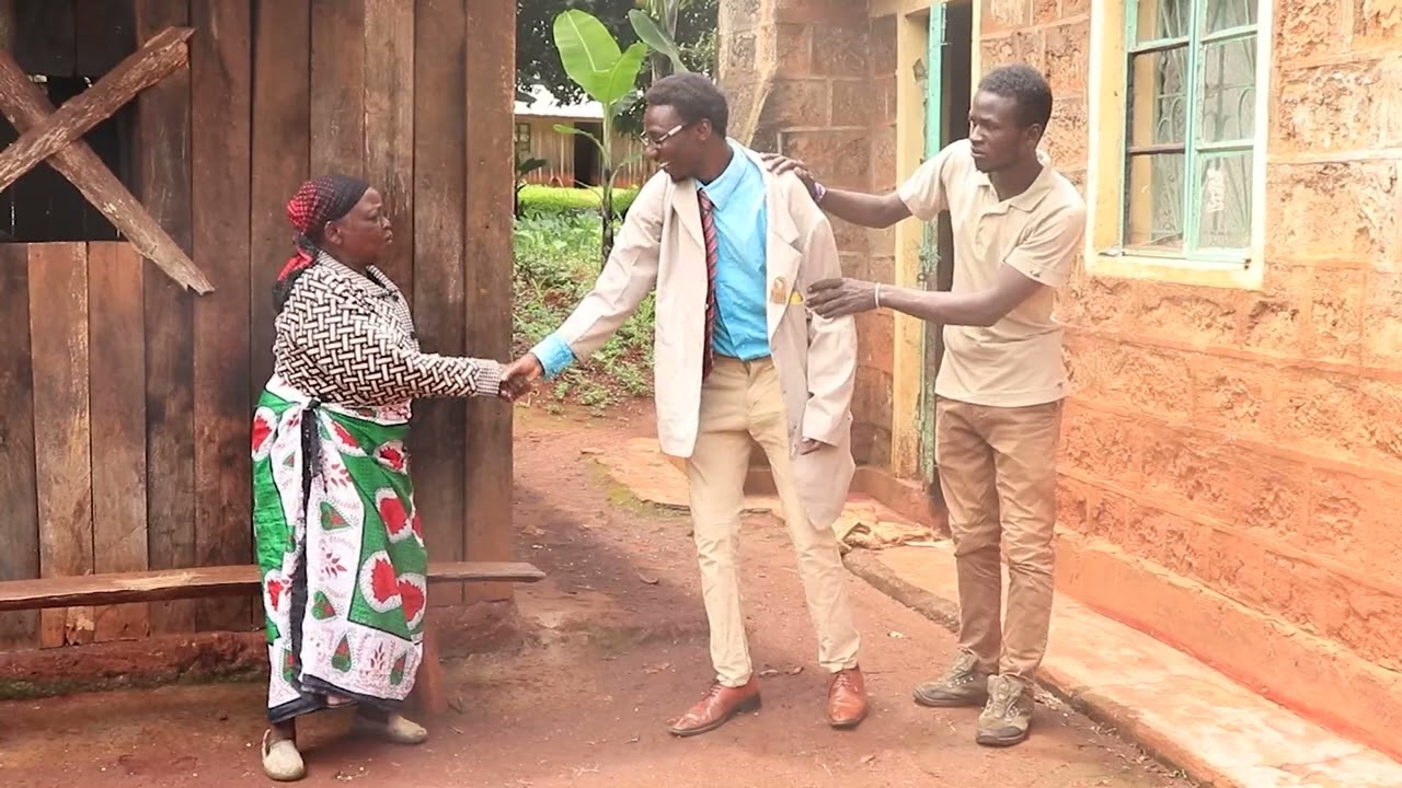 Kinoti amerudishwa home kwa cucu na bwana Francis 😂😂😂