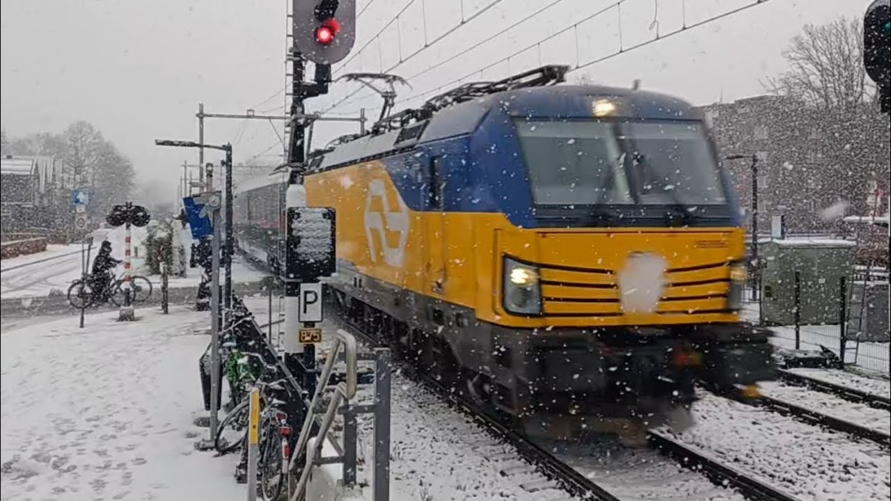 Nightjet komt langs station Twello in de Sneeuw 