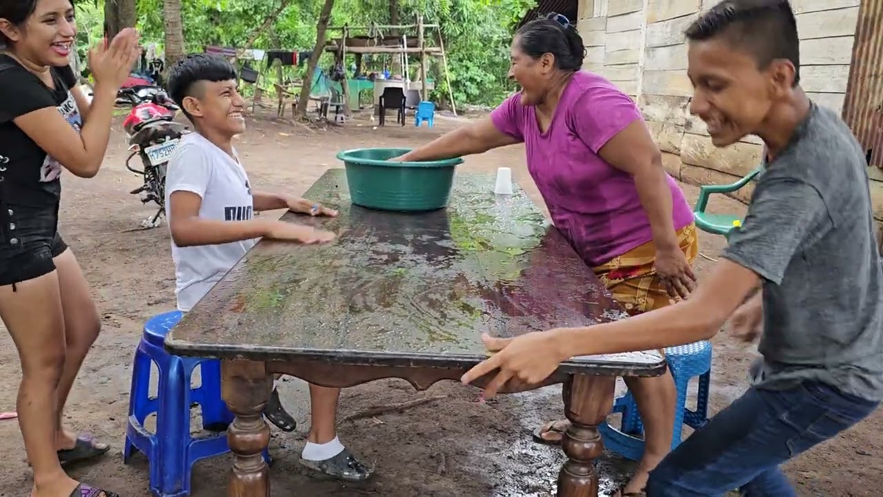 hoy la Suegra de DANIEL😡 lo agarró asi en este RETO DIVERTIDO🤣 nadie paraba de Reirse al Verlos😱🤣🤣🤣