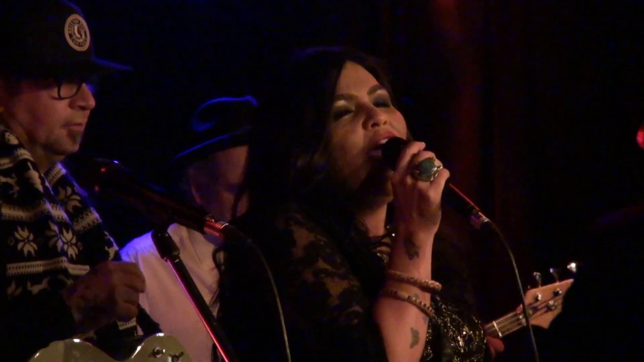 Crystal Shawanda - Skin Deep - Live Hugh's Room 2016