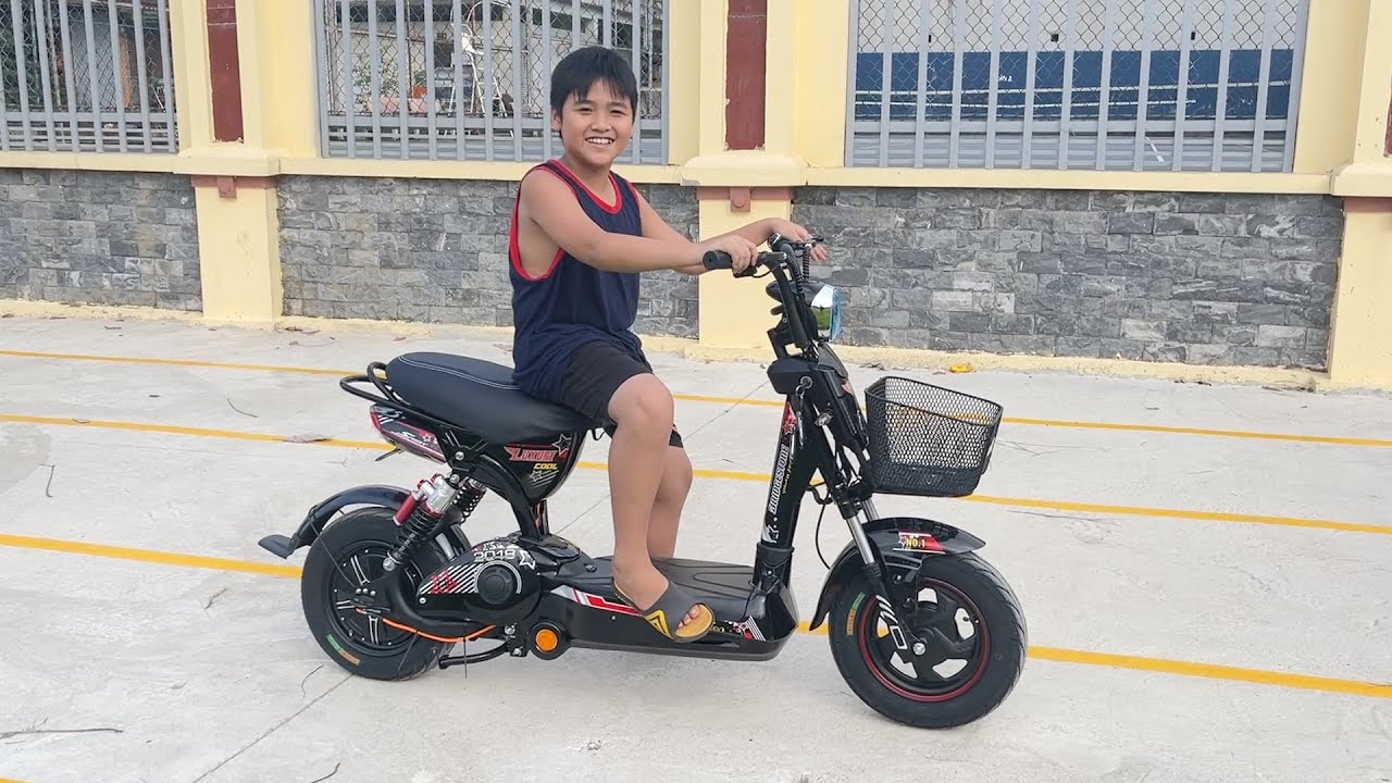 Bé Dương được Bố mua xe đạp điện để đi học lớp 6