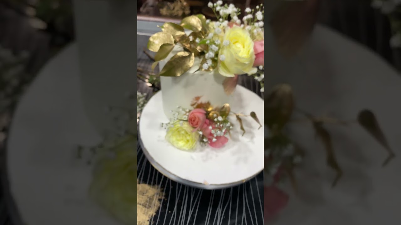 flower cake with golden