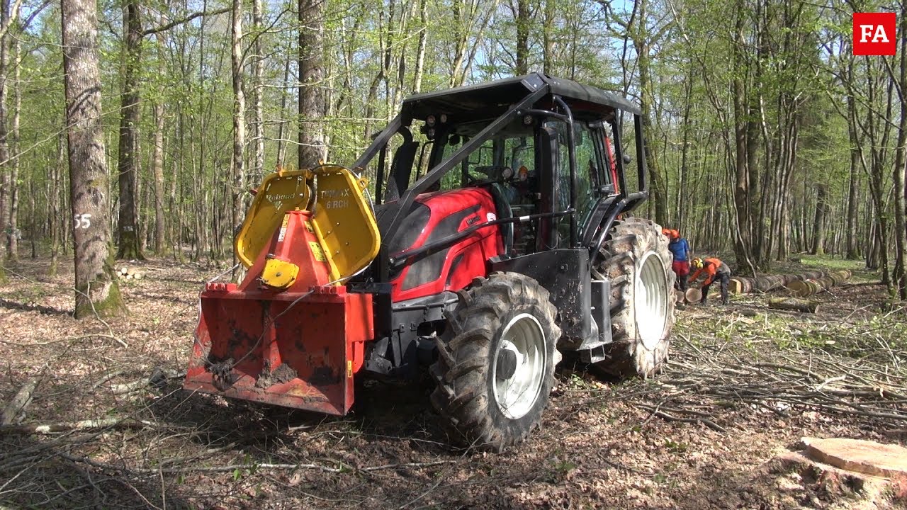 Un tracteur VALTRA HiTech 5 au lycée forestier de Crogny (Aube)