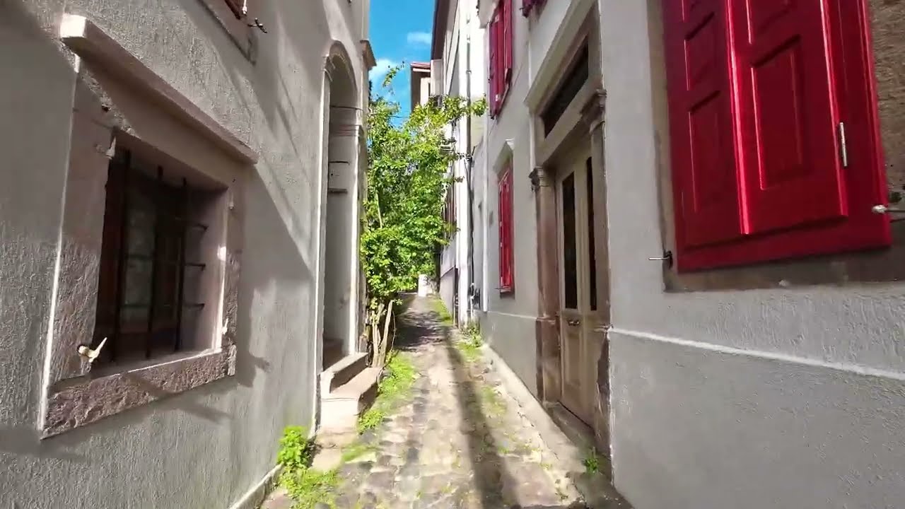 Ayvalık Cunda Sokakları | POV Ambiyans Y&uuml;r&uuml;y&uuml;ş&uuml; &bull; Taş Evler, Sessizlik ve Ege Ruhu [4K]