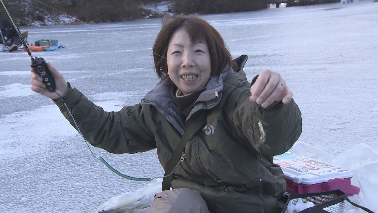「釣れた！100匹目」入れ食い状態！？松原湖でワカサギ穴釣り解禁　楽しんだ後は「天ぷら」　長野・小海町